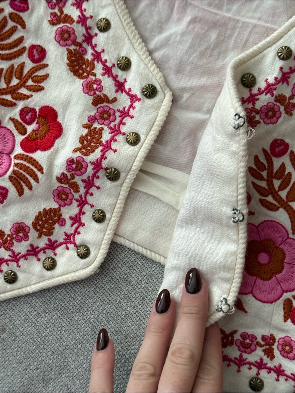Floral Embroidered Top - Picture 4 of 6
